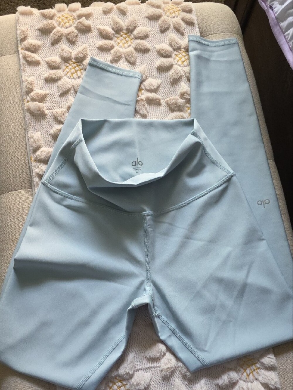 ALO Yoga 7/8 Light Blue Leggings with Subtle Logo SZ M - Picture 3 of 4